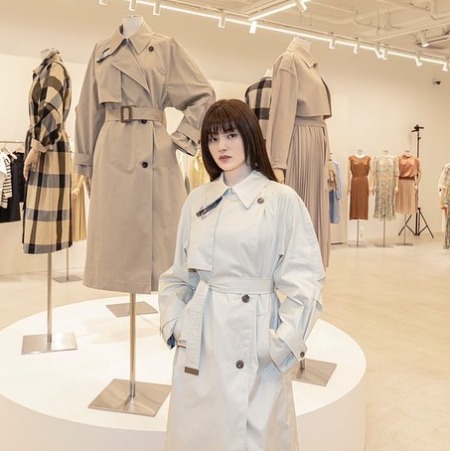 Kim Yong- ji promoted the clothing brand Daks Women. 